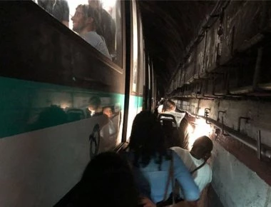Παρίσι: Βλάβη στο Μετρό - Οι επιβάτες βγήκαν περπατώντας από τις σύραγγες (βίντεο)
